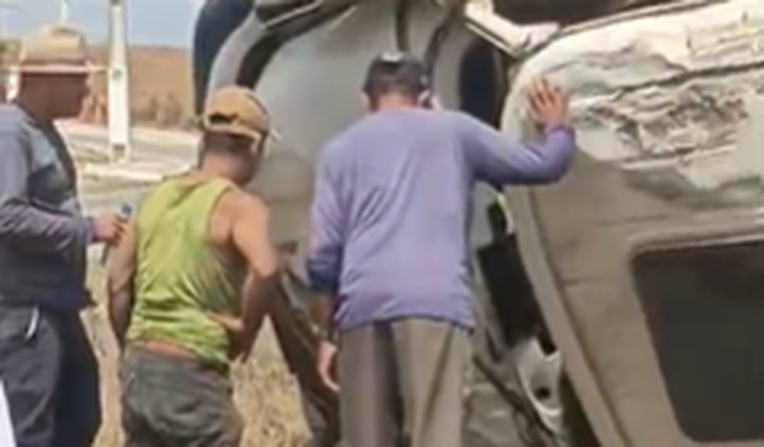 Caminhão que transportava escavadeira tomba na AL-220, em Jaramataia