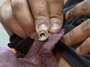 Tiro desvia em botão antes de atingir motorista de van no Rio