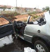 Colisão envolvendo caminhão e Fiat Uno  na AL 220 deixa ferido em estado grave 