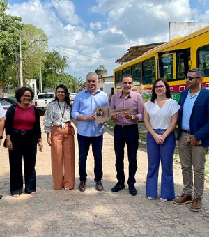 Alfredo Gaspar entrega emenda de R$ 1,7 milhão para compra de ônibus e equipamentos para IFAL Satuba e Palmeira dos Índios