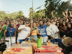 Após desbancar sertanejo, Menos é Mais comemora música mais ouvida do ano