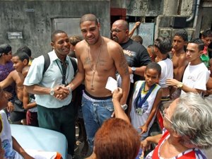 Saiu do trono? Sem clube, Adriano vende mansão e volta para o 'colo' da mãe