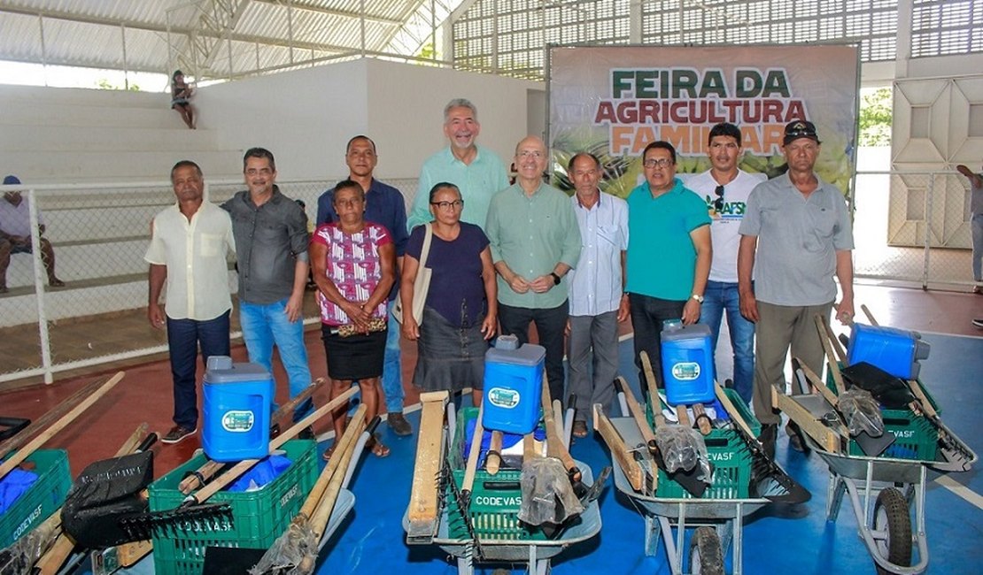 Trabalhadores da agricultura familiar de Penedo recebem 300 kits com ferramentas e EPIs