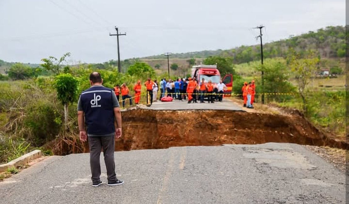 Enxurrada arrasta veículos e deixa mortos durante fortes chuvas em Sergipe