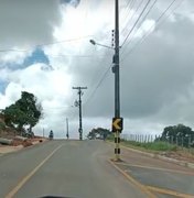 Equatorial Energia divulga nota sobre postes instalados no meio de rodovia entre Taquarana e Belém