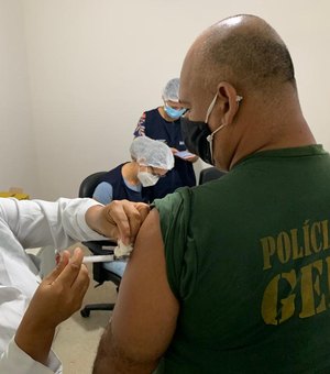 Policiais Penais de Alagoas recebem primeira dose de vacina contra a Covid-19