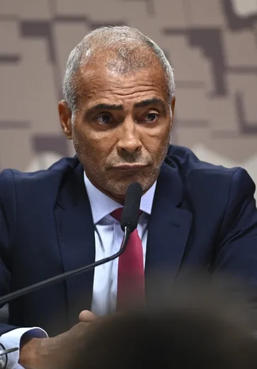 Romário anuncia que vai se licenciar do Senado