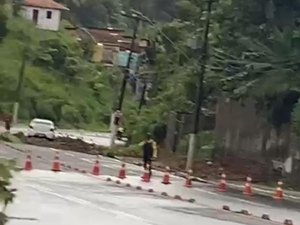 Deslizamento de barreira na Leste-Oeste atinge carro e interdita via no bairro Cambona