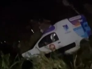 Ambulância de prefeitura cai em ribanceira e é removida com guindaste em Rio Largo