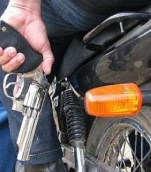 Motorista é vítima de encruzilhada e tem moto roubada em Maceió