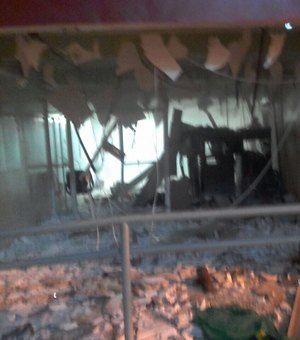 Bandidos destroem banco em Igaci e queimam veículo em estrada para dificultar passagem da PM