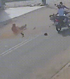 Câmeras flagram atropelamento de idoso por motocicleta em Girau do Ponciano