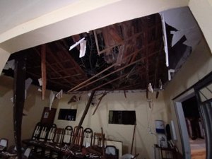 Galho de árvore cai e destrói telhado de igreja evangélica em Palmeira dos Índios