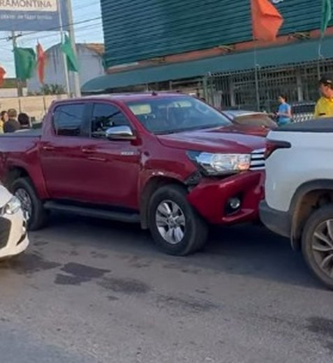 Engavetamento entre três veículos causa congestionamento em Arapiraca