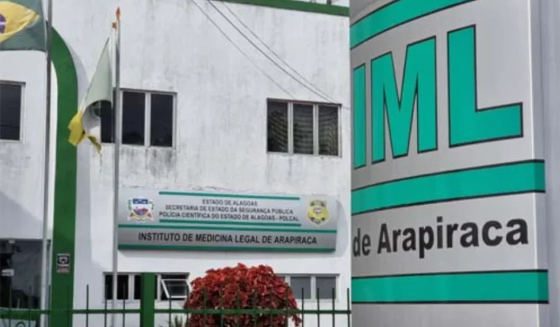 Homem é encontrado morto em calçada em Arapiraca; suspeita é de execução