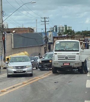 Caminhão e carro colidem na Ladeira do Óleo nesta quarta (29)