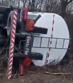 Caminhão que transportava combustível tomba na AL-220, em Jaramataia