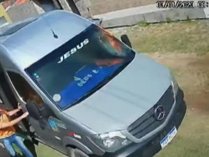 Van que transportava turistas pega fogo em Ipioca