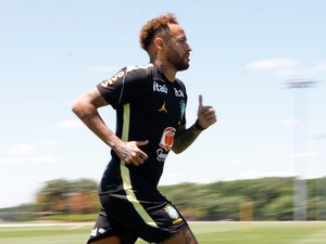 Neymar vai a campo pela primeira vez em treino da seleção brasileira