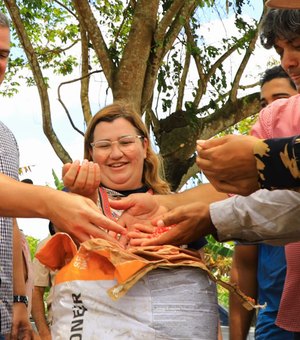 Maykon Beltrão participa do início de plantio de milho em assentamento de Porto Calvo