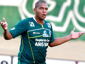 Após agridir goleiro do Goiás com cotovelada, atacante Walter é afastado do clube