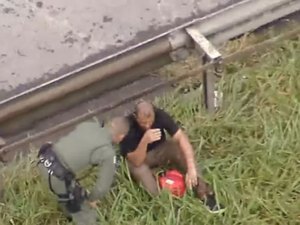 [Vídeo] Piloto e menina passaram noite sob guarda-chuva após helicóptero cair