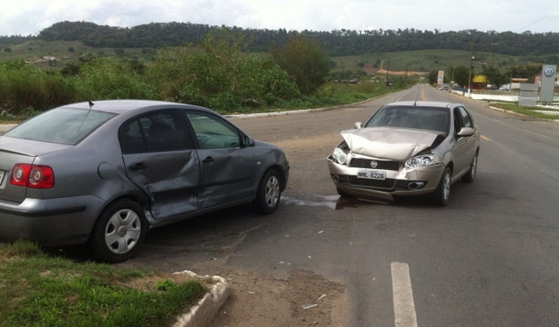 Dois veículos colidem em São Miguel Campos