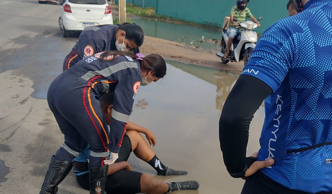 Motocicleta atinge e fere ciclista em Arapiraca
