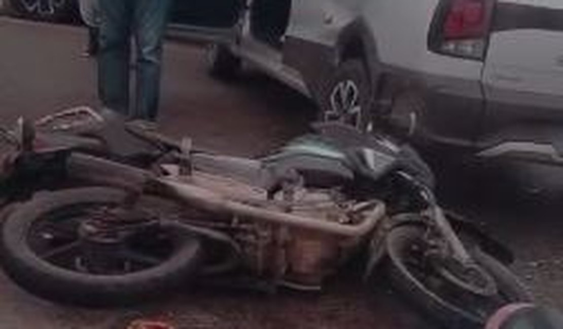 Motociclista fica ferido em colisão envolvendo moto e picape na AL-110, em Arapiraca