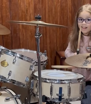 Menina de 8 anos impressiona na bateria e recebe elogio de Pitty