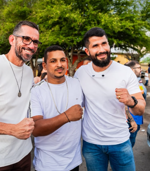 Leonardo Dias e Fabio Costa participam de procissão em Santana do Ipanema e enaltecem fé do povo sertanejo