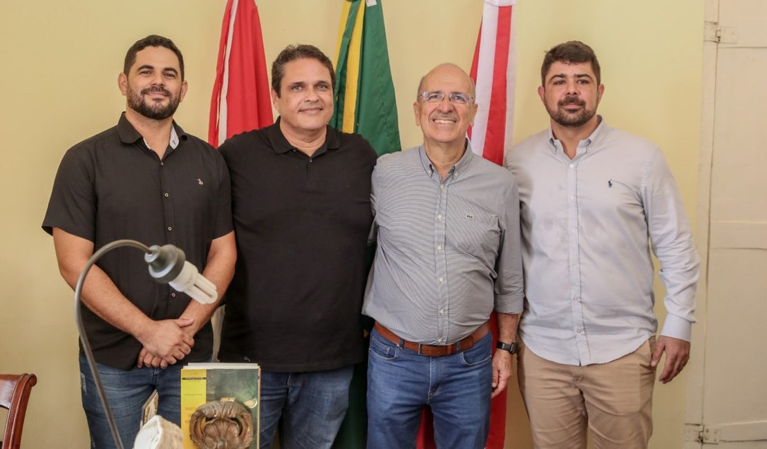 Prefeito Ronaldo Lopes empossa três novos gestores de secretarias municipais