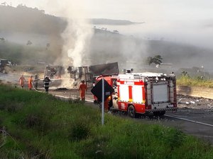 [Vídeo] Carreta com carga de vodka tomba e pega fogo na BR-101 