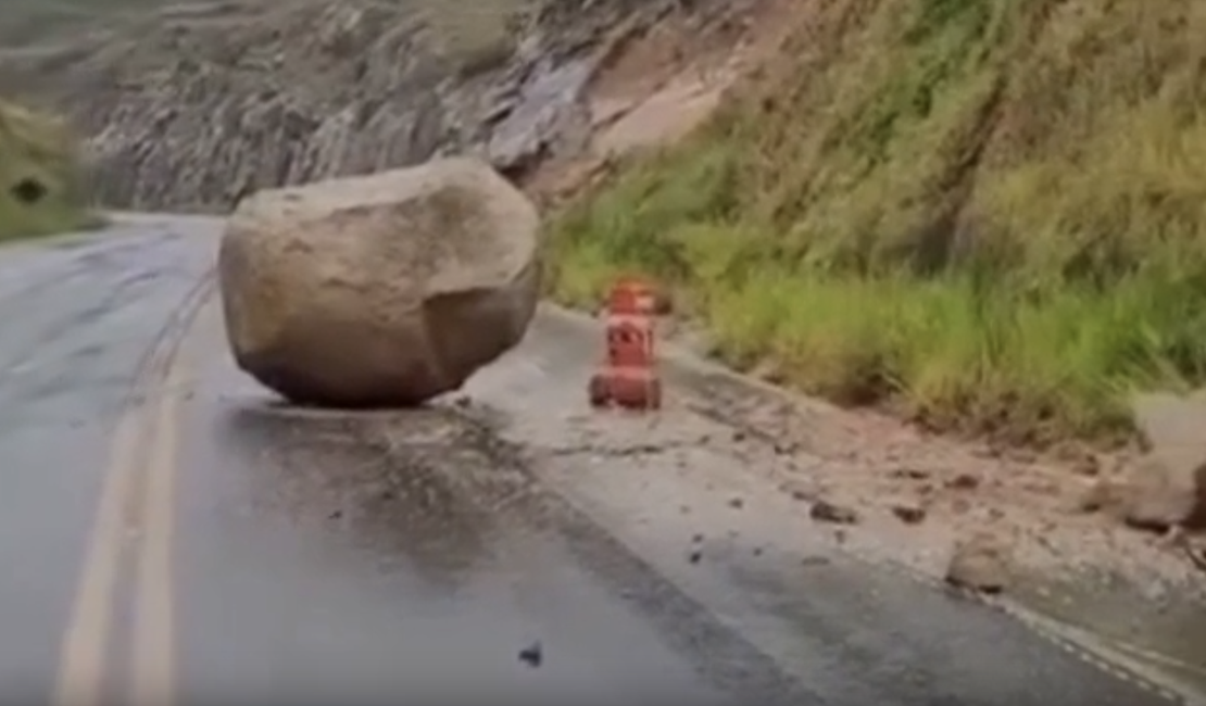 DNIT inicia limpeza na BR-416 após queda de rochas na Serra da Catita