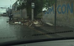 Muro de colégio desaba sobre calçada próxima a parada de ônibus