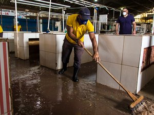 Semtabes coordena mutirão de limpeza no Mercado do Tabuleiro