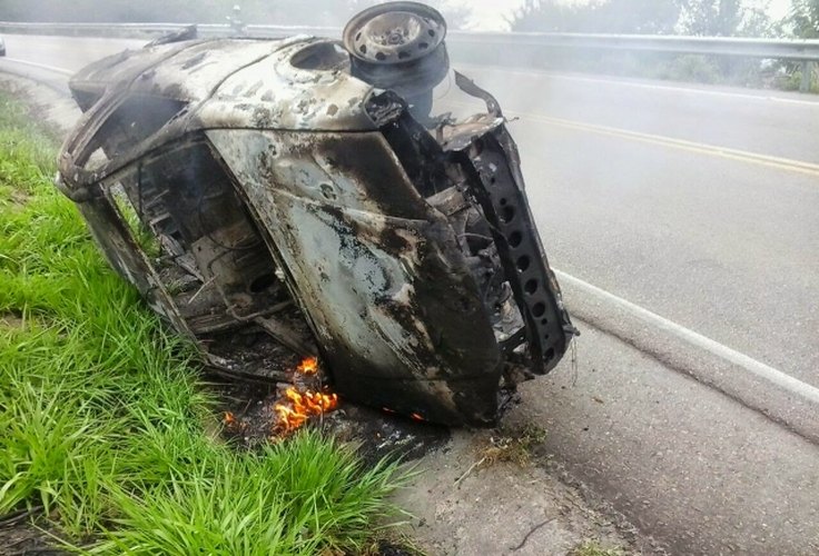 Veículo com placa de Girau do Ponciano pega fogo em  Pernambuco