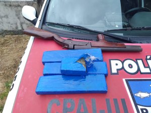 Homem é preso por tráfico de drogas após agredir esposa em Flexeiras