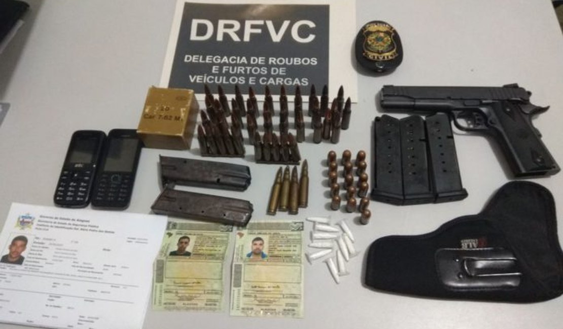Trio acusado de roubo de cargas é preso com arma e drogas em Maceió