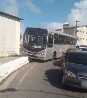 Ônibus perde freio e colide contra mureta no Jacintinho, em Maceió