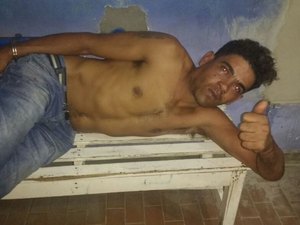 Filho quebra objetos em casa e tenta agredir o pai