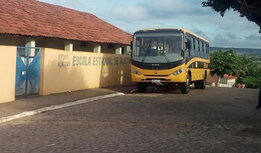 Assaltantes usam corda para forçar parada de ônibus escolar no Agreste 