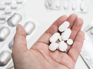 Médico deixa aviso sério sobre uso de ibuprofeno e paracetamol