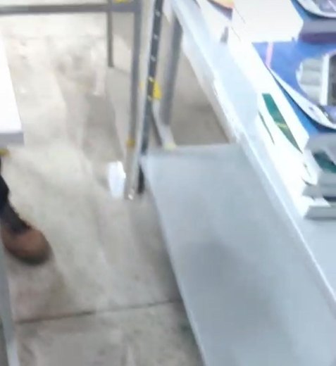 [Vídeo] Esgoto invade salas e aulas são suspensas em escola de Campestre