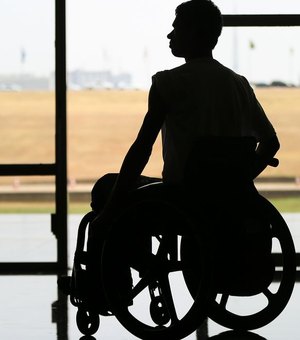 Prefeito Júlio Cezar entrega cadeiras de rodas para pacientes do Credefipi nesta terça (12)