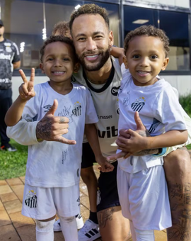 Gêmeos de Rodrygo posam com Neymar: 'Foram conhecer o tio Ney'