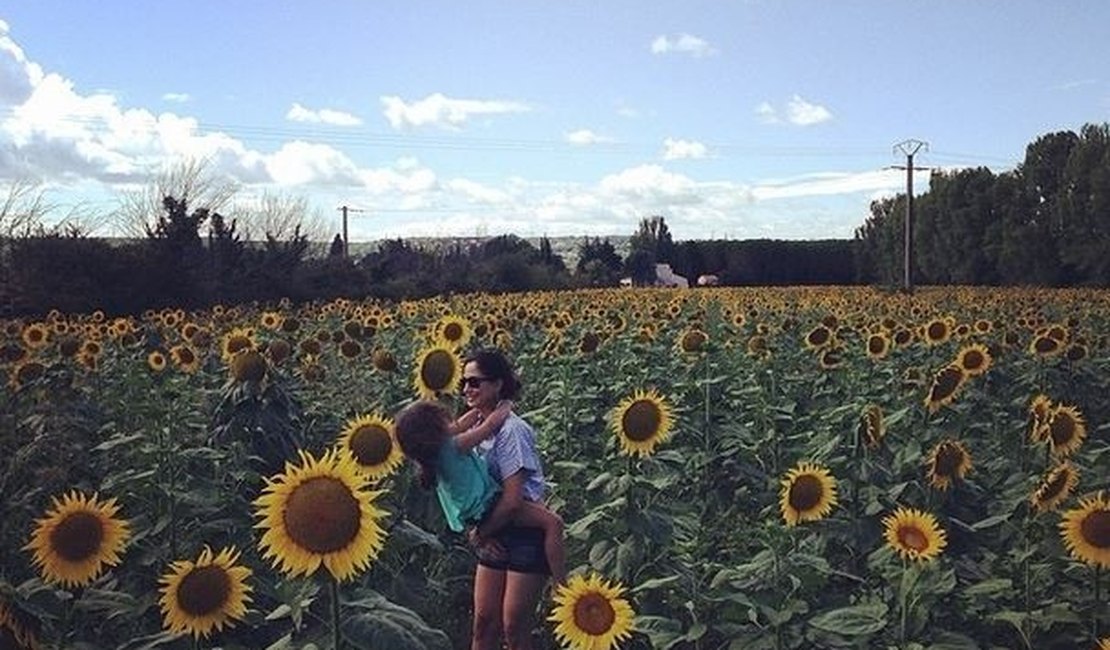 Camila Pitanga posta foto com a filha na França