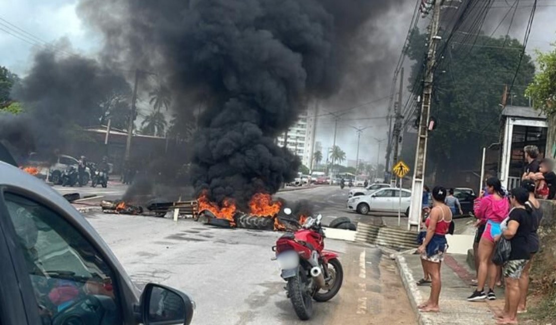 [Vídeo] Moradores bloqueiam AL-101 Norte por falta de energia, em Guaxuma