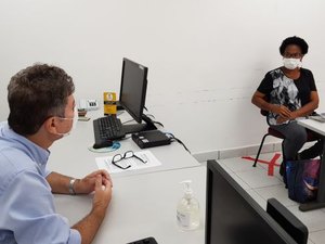 MPT AL recebe ativista do movimento negro para discutir acesso ao emprego e renda