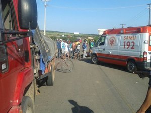 Em acidente, motociclista fica gravemente ferido após bater em caminhão